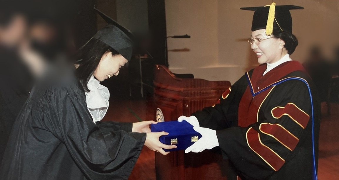 한의과대학 수석졸업 상패 수여식 — 김현정 원장